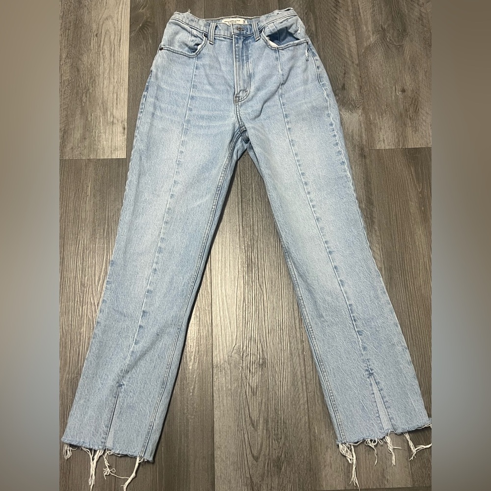 A&F Curve Love the 90’s Straight ultra high rise jeans .Size 26/2